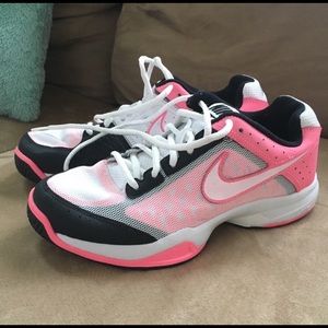 Nike tennis court shoe